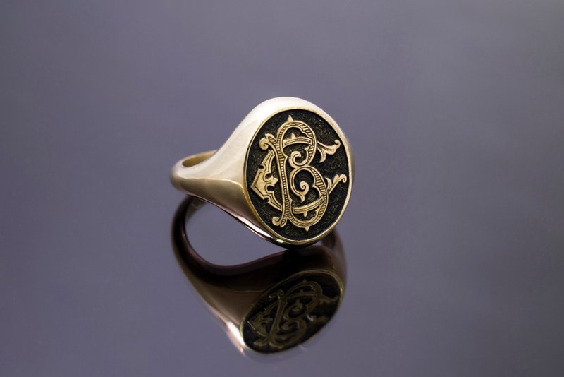 Monogram Signet Ring - แหวนทั่วไป - เครื่องประดับ 