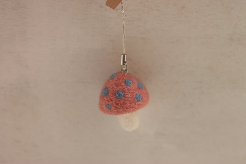 Natural plant dyed mushroom mobile phone charm pink, madder, blue dyed customized models - อื่นๆ - ขนแกะ สึชมพู