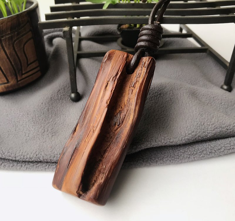 雅痞风. Xiao Nan wood charm key ring backpack hanging - Keychains - Wood Multicolor