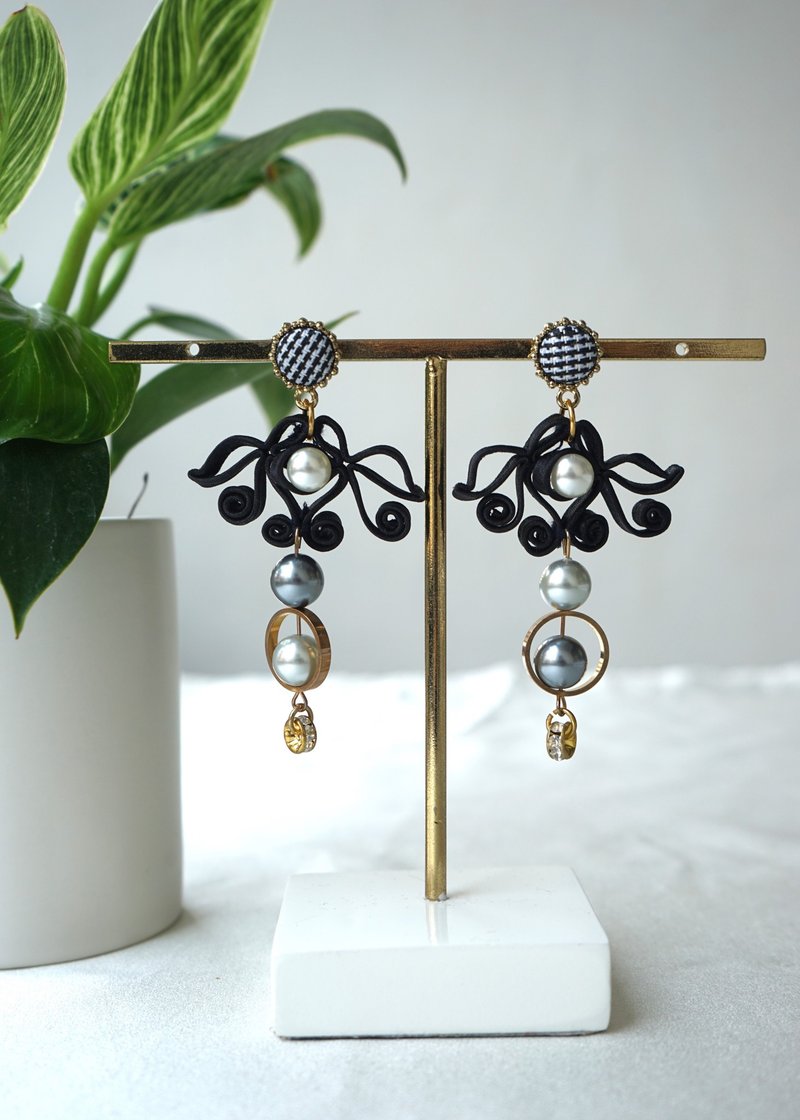 Asymmetrical Pankou Earrings - ต่างหู - ผ้าไหม สีดำ