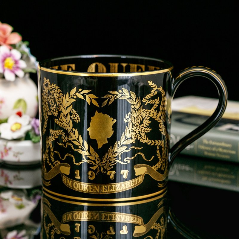 British-made limited edition of 500 wedgwood 1977 Queen's 25th wedding anniversary collection large mug - แก้วมัค/แก้วกาแฟ - เครื่องลายคราม 