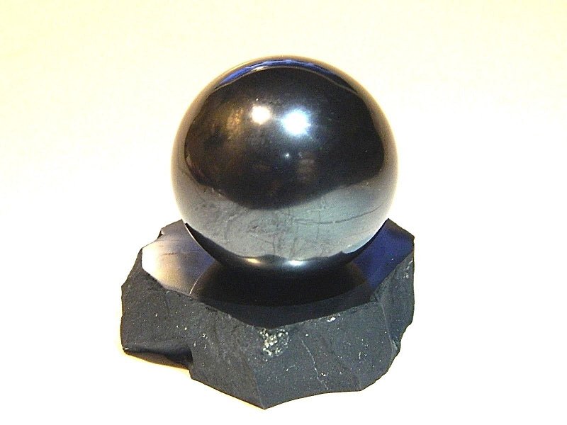 Shungite polished ball, black natural stone, healing chakra - ของวางตกแต่ง - หิน สีดำ