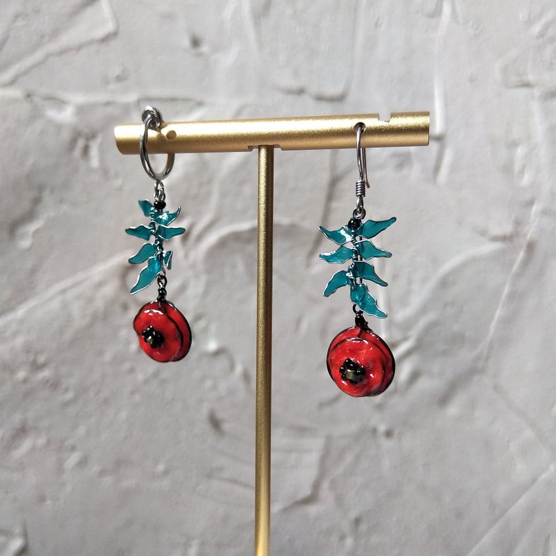 【Pure handmade】Red poppy flower. Resin process. 925 sterling silver. handmade earrings - ต่างหู - เรซิน สีแดง