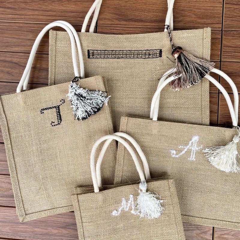 [Semi-order] Original jute bag with initial embroidery tassel - กระเป๋าถือ - วัสดุอื่นๆ สีนำ้ตาล