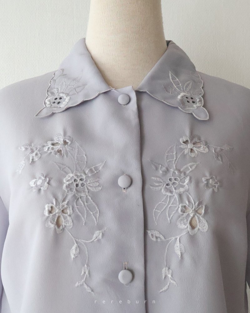 Japanese retro flower embroidered three-quarter sleeve gray purple vintage shirt - เสื้อเชิ้ตผู้หญิง - เส้นใยสังเคราะห์ สีม่วง