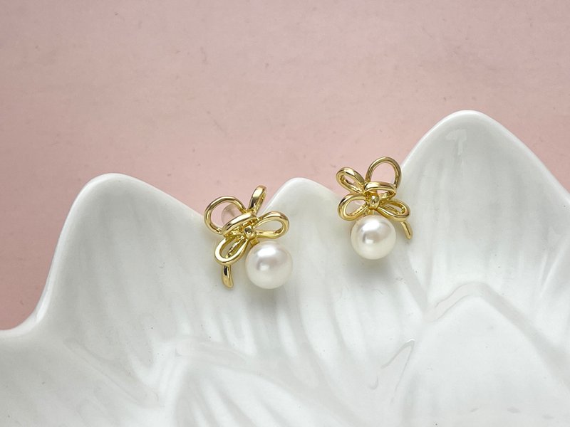 Gold Ribbon Natural Freshwater Pearl Silver Earrings - ต่างหู - ไข่มุก ขาว