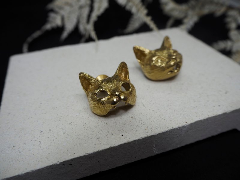 . In tacit understanding. NO.02-2 Cat cat mask pins / Bronze - เข็มกลัด - ทองแดงทองเหลือง สีทอง