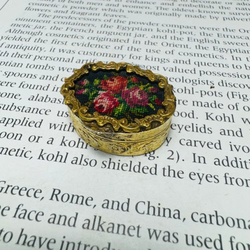 Vintage box’s 老件盒子 刺繡相框橢圓小盒