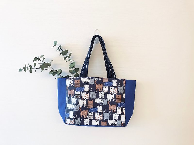 Color lunch bag / lunch bag / waterproof fabric material - blue cat tarpaulin - กระเป๋าถือ - ผ้าฝ้าย/ผ้าลินิน สีน้ำเงิน