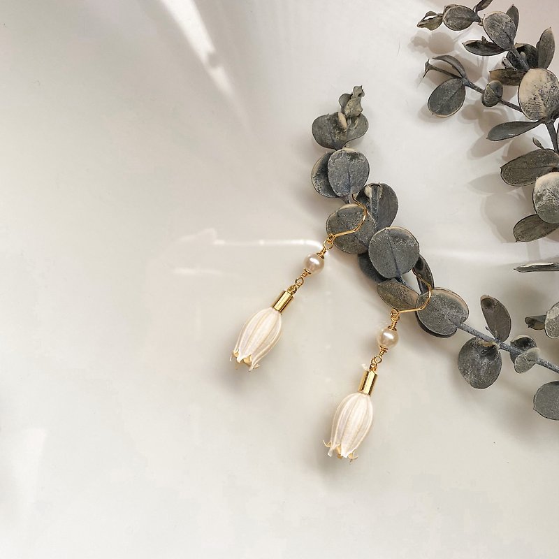 | Pearl Holding White Fairy | 14K Gold Note Dry Flower Earrings/Can be clipped - ต่างหู - ทองแดงทองเหลือง ขาว