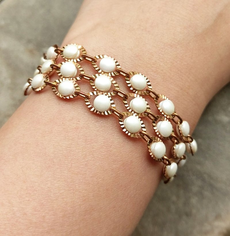 Deco Style Bracelet with Brass and Faux Pearls - สร้อยข้อมือ - โลหะ 