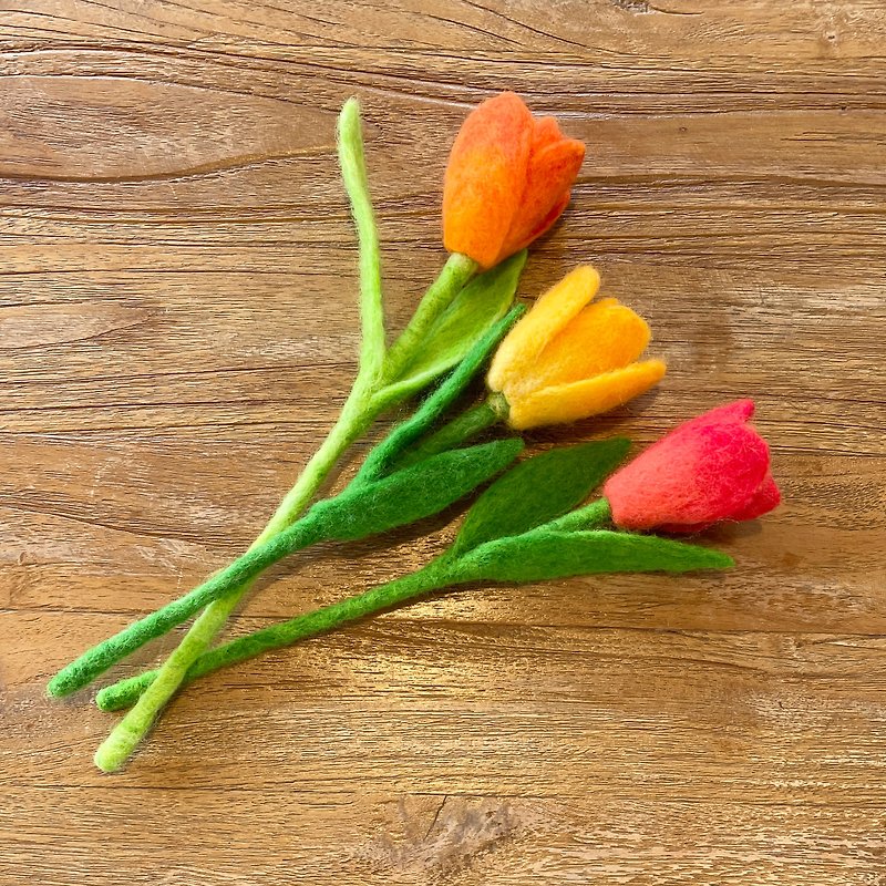 tulip. wool felt flower - ของวางตกแต่ง - ขนแกะ หลากหลายสี