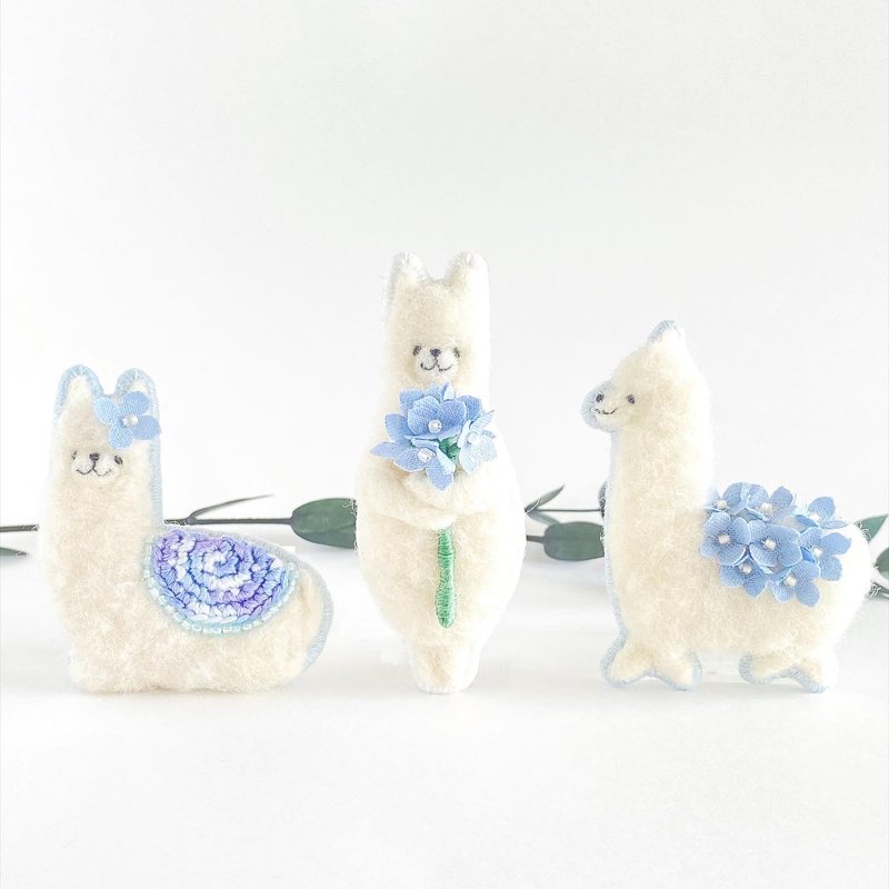 Hydrangea and Alpaca Brooch ~ Hydrangea Series - เข็มกลัด - ขนแกะ สีน้ำเงิน