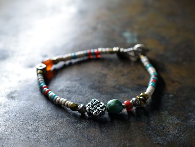 Bracelet made of endless knots and old Tibetan turquoise, Mizoram carnelian, Tuareg beads, and Venetian antique beads - สร้อยข้อมือ - แก้ว ขาว