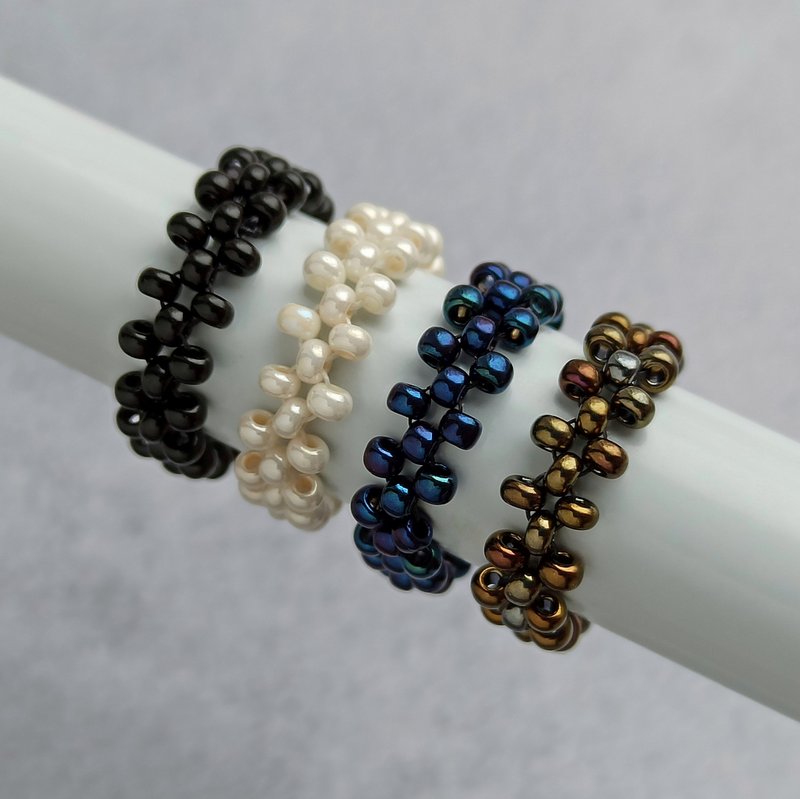 重ね付けできるビーズリング / ハンドメイドジュエリー / ビーズアクセサリー / エラスティックビーズリング - リング・指輪 - ガラス 多色
