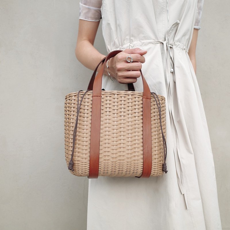 Japanese paper and rattan dual-purpose woven hand basket-Qianka - กระเป๋าแมสเซนเจอร์ - วัสดุอีโค 