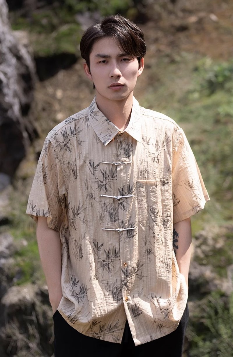 New Chinese retro buttoned bamboo leaf print short-sleeved shirt - เสื้อเชิ้ตผู้ชาย - วัสดุอื่นๆ สีกากี