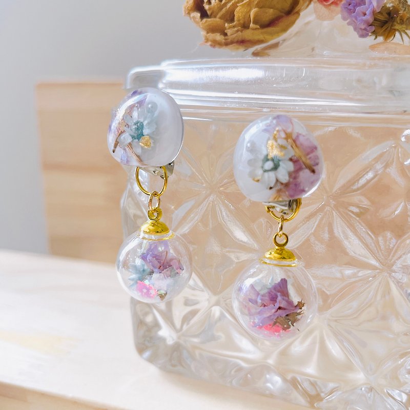 Dried flower daisy uv glue transparent glass bead earrings - Earrings & Clip-ons - Resin Multicolor