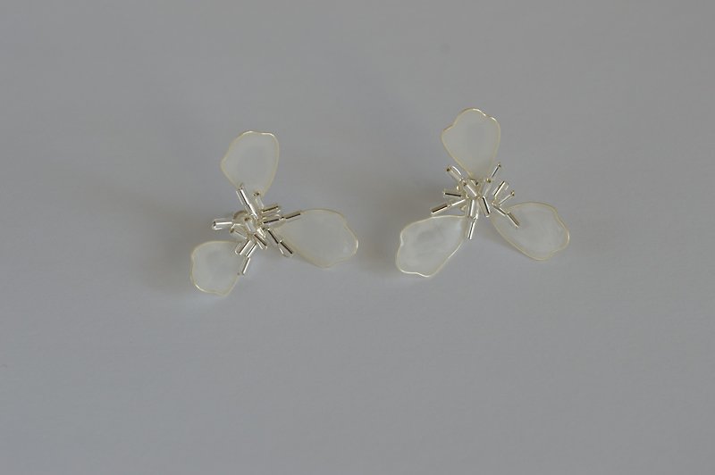 Resin Earrings & Clip-ons Transparent - Flower stud earrings, Bridal floral stud earrings, Crystal Flower earrings