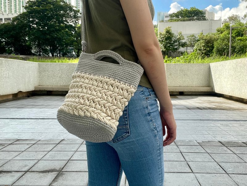 Thick cotton thread woven handle cross-body bucket bag - กระเป๋าแมสเซนเจอร์ - ผ้าฝ้าย/ผ้าลินิน สีเทา