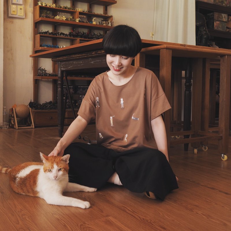 cat boy t-shirt : brown - 女 T 恤 - 棉．麻 咖啡色