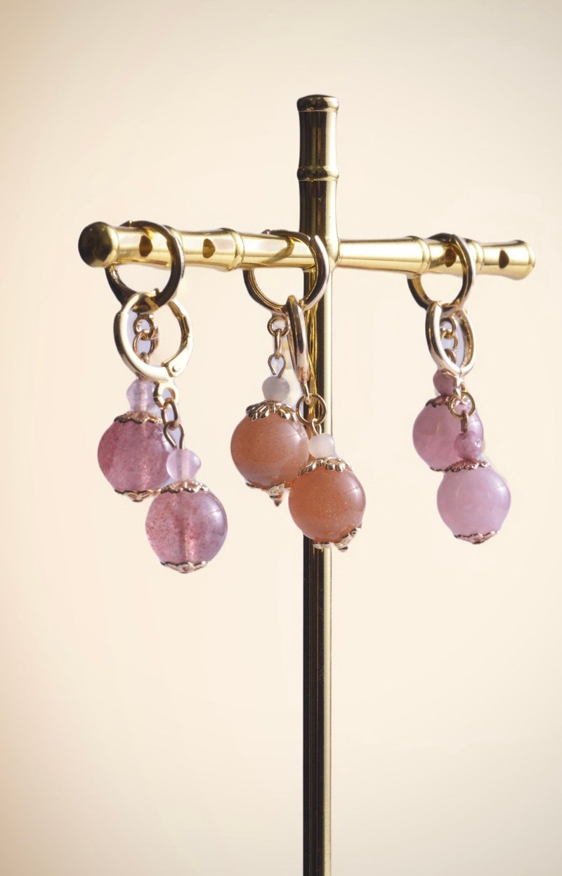 Entry-level peach blossom strawberry crystal rose Stone sunstone 14K small round drop earrings - Earrings & Clip-ons - Crystal Pink