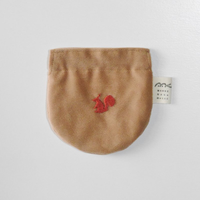 Embroidered suede pouch squirrel - กระเป๋าเครื่องสำอาง - เส้นใยสังเคราะห์ สีกากี