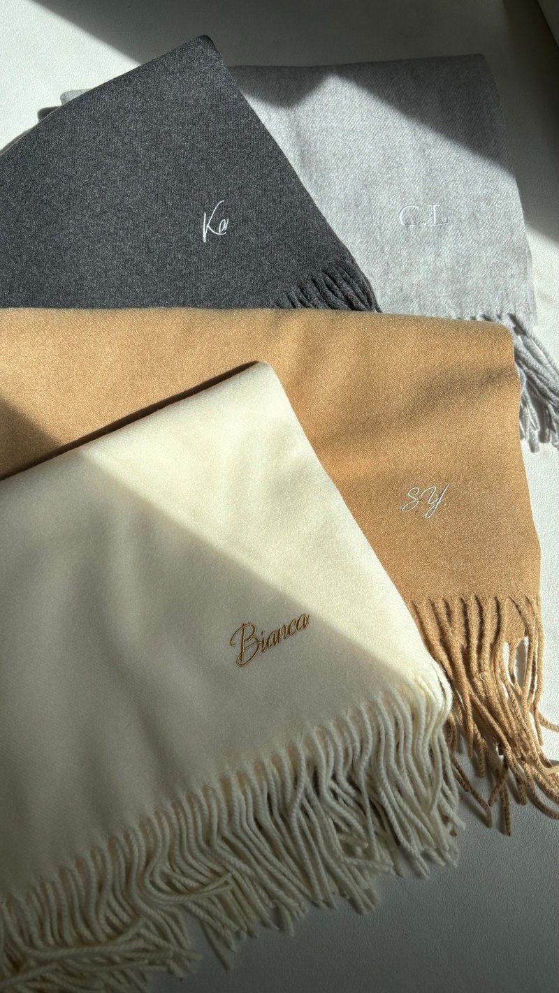 moonism 絨毛名字刺繡圍巾 姊妹禮物 - 頸巾/披肩 - 其他材質 