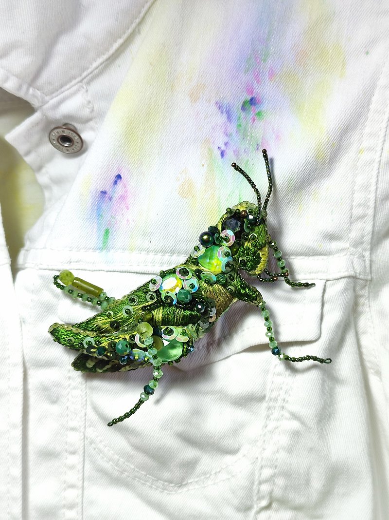 Embroidered 3D brooch with a green grasshopper. - Brooches - Other Materials Green