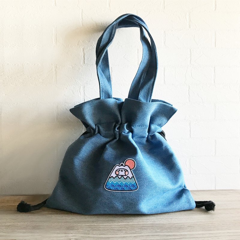 富士山 刺繡 丹寧帆布 束口 提包 客製化 - 手提包/手提袋 - 棉．麻 藍色