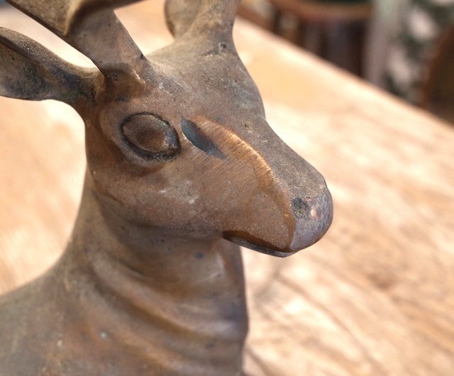 日本のヴィンテージ。純銅製の鹿の置物。ニホンジカのブロンズ彫刻