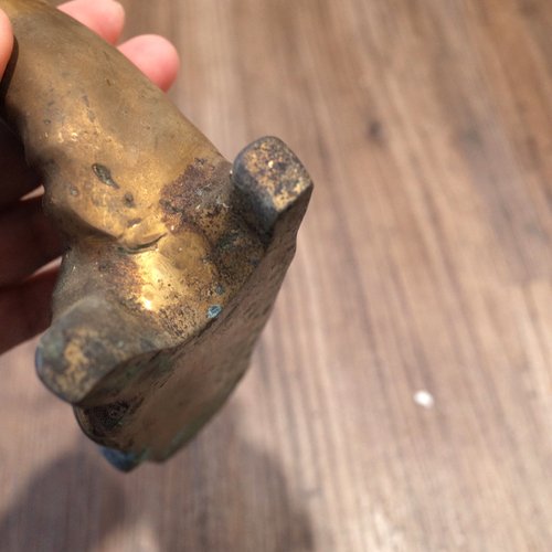 日本のヴィンテージ。純銅製の鹿の置物。ニホンジカのブロンズ彫刻