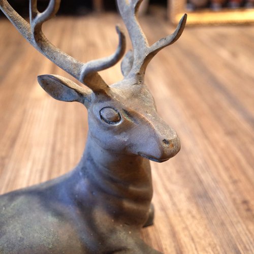 日本のヴィンテージ。純銅製の鹿の置物。ニホンジカのブロンズ彫刻