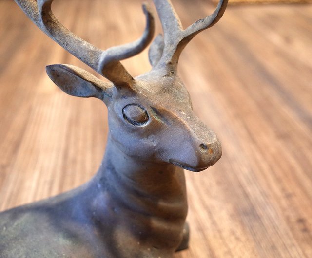 日本のヴィンテージ。純銅製の鹿の置物。ニホンジカのブロンズ彫刻