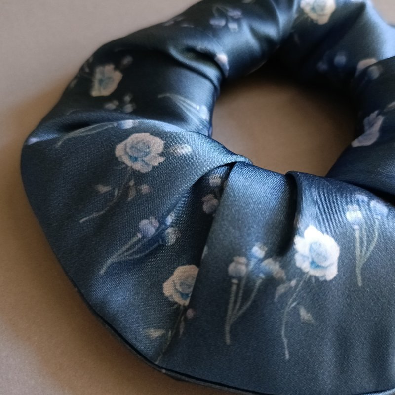 Misty Blue Flowers - Small Satin Donut Scrunchie - เครื่องประดับผม - ผ้าไหม สีน้ำเงิน