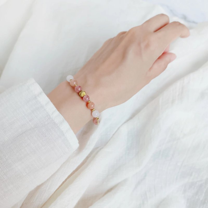 [Engraved in your heart] Love bracelet/sun Stone/pink crystal/strawberry crystal/Japanese silk thread - สร้อยข้อมือ - คริสตัล สึชมพู