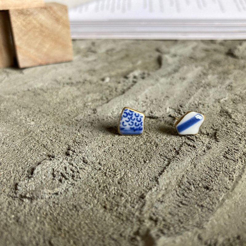 sea pottery kintsugi earrings 【Scale pattern】blue×white - Earrings & Clip-ons - Stainless Steel Blue