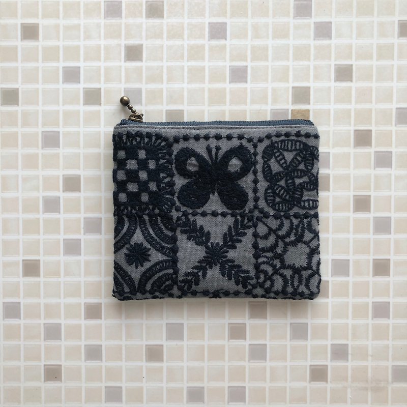 Mini pouch symphony forest tile handmade popular pattern embroidery mina perhonen - กระเป๋าเครื่องสำอาง - ผ้าฝ้าย/ผ้าลินิน สีน้ำเงิน