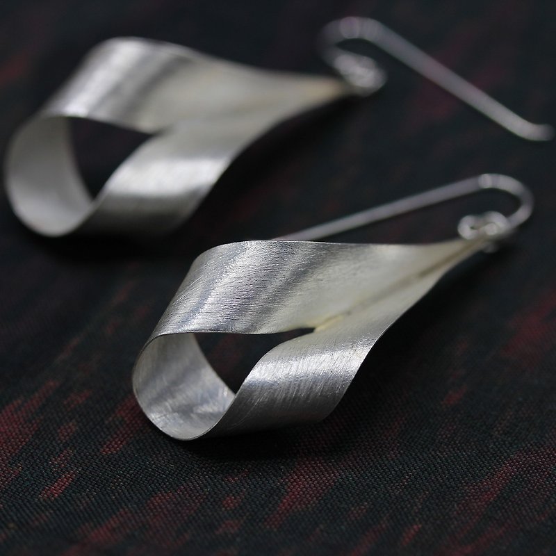 Twisted silver strip handmade earrings with etched surface (E0186) - ต่างหู - เงิน สีเงิน