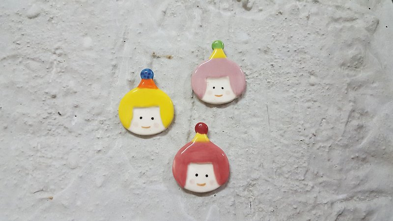 Little cap, little girl, ceramic pin - เข็มกลัด - ดินเผา หลากหลายสี