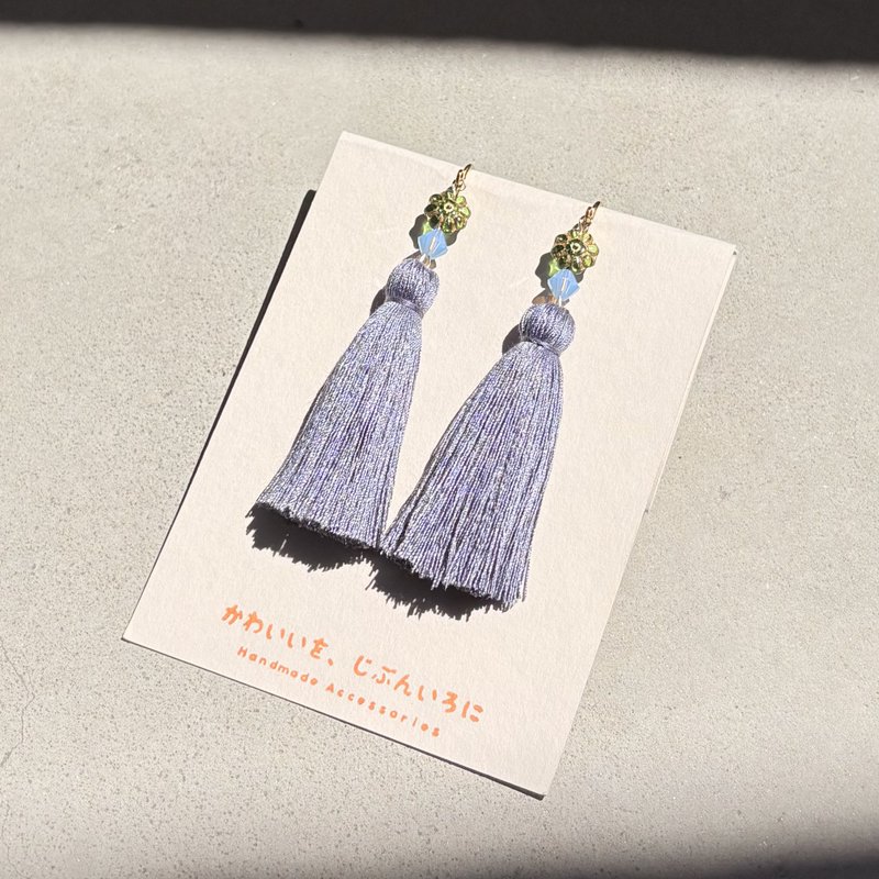 クレマチスイヤリング - 耳環/耳夾/耳骨夾 - 繡線 銀色