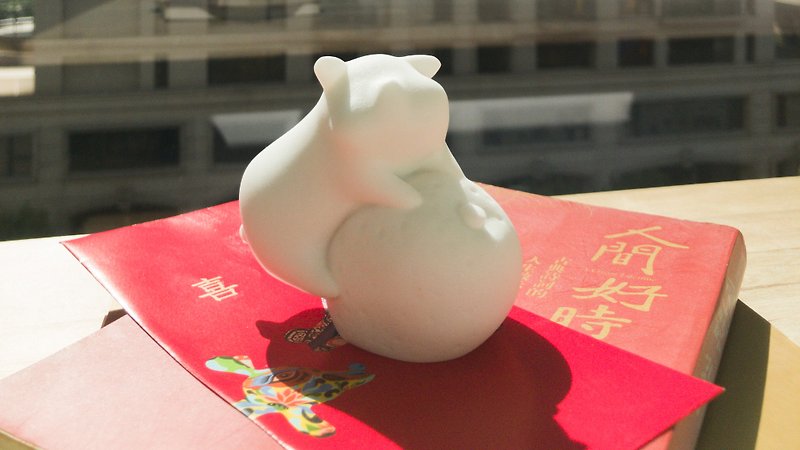 [Healing Ornament | Ornament] Everything is auspicious and auspicious pig-shaped stone carving paperweight - Items for Display - Stone White
