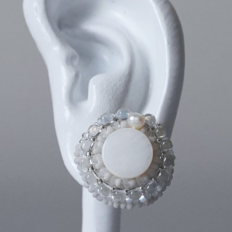 おしゃべりなイヤリング ピアス No.46 ホワイトのシェルビーズ×クリア ビーズ刺繍デザイン 大ぶり サージカルステンレス 金具選択可 - ピアス・イヤリング - シェル ホワイト