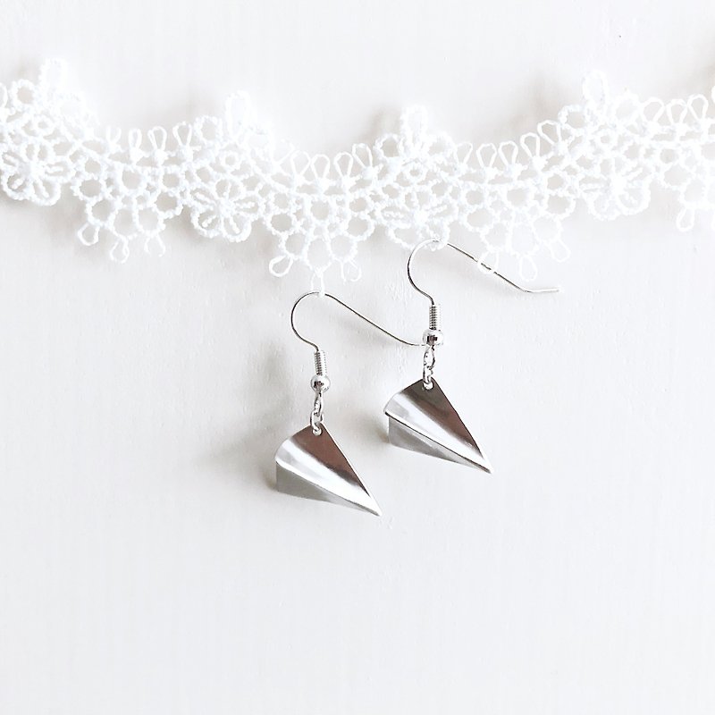 Silver plane. Paper plane dangle earrings Sliver. Paper Airplane Earrings - ต่างหู - โลหะ สีเงิน