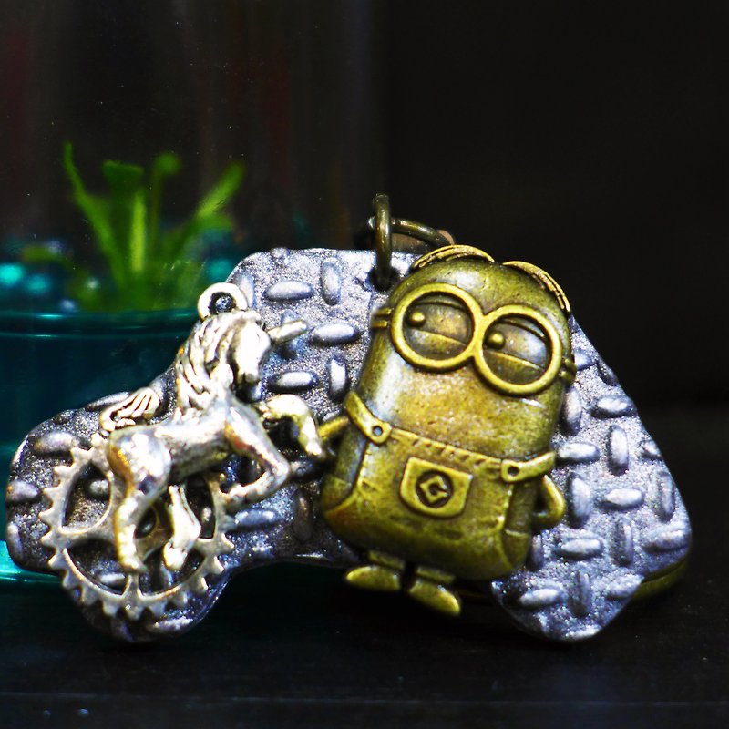 [Yuan] steam punk style Saturn Minions classic checkered iron playful silver key ring | Personalized Party Series: Minions car | [Saturn Ring] This is Party: Minions Drive Car | metal composite polymer clay creation. Waterproof material. Necklaces can be c - Keychains - Waterproof Material Silver