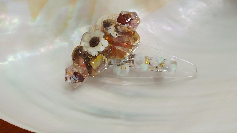 Japanese resin marble style crystal flower bangs hair clip - เครื่องประดับผม - วัสดุอื่นๆ 