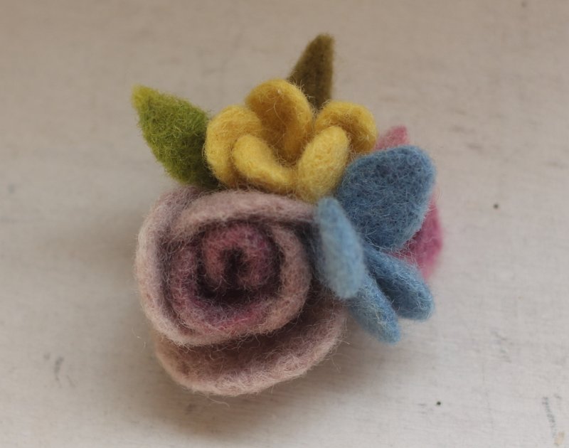 Purple rose and blue butterfly brooch, natural plant dyed, ready for purchase. You can place a bid directly. - เข็มกลัด - ขนแกะ สีม่วง