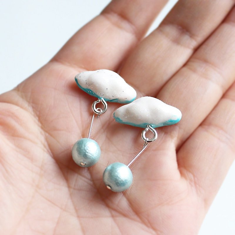 Cloud handmade earrings - stud earrings / clip on earrings.  - ต่างหู - ดินเผา ขาว