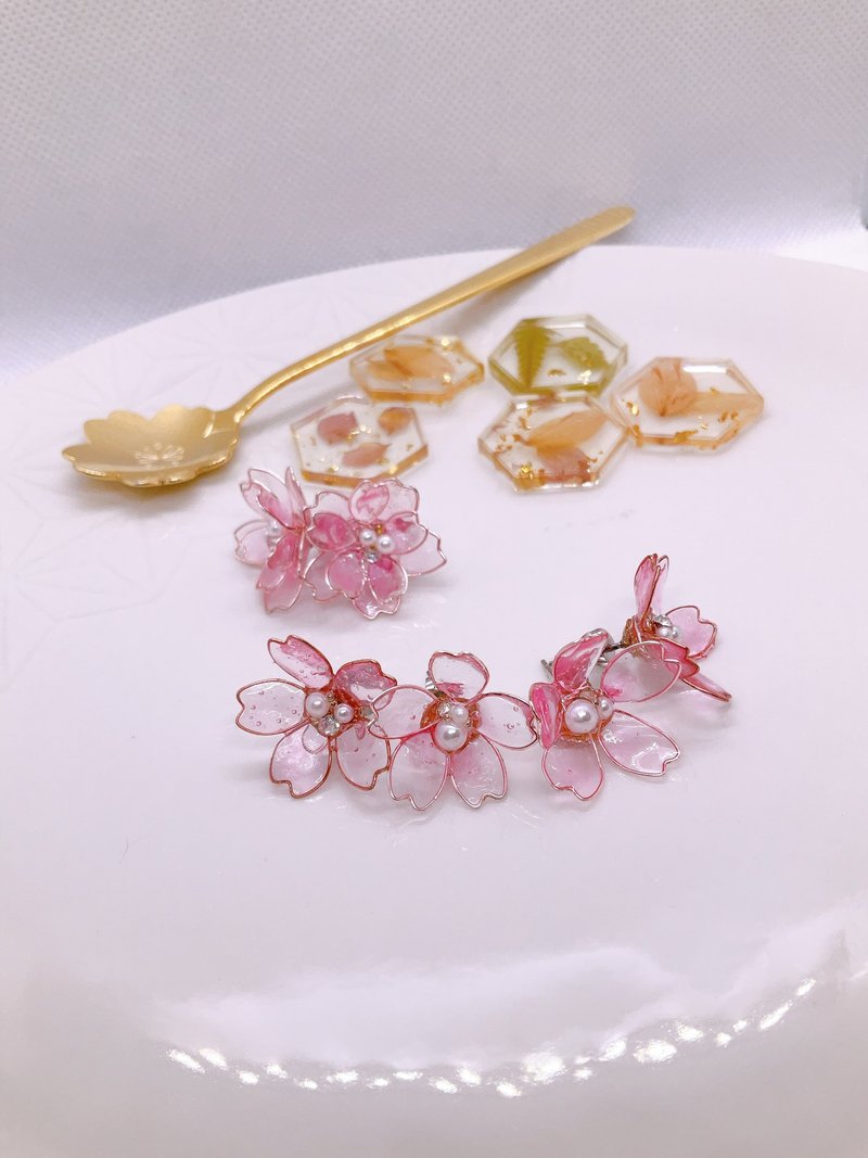 透明櫻花貼耳耳針/耳夾  316鋼針 抗過敏 手工製作 - 耳環/耳夾/耳骨夾 - 其他金屬 粉紅色