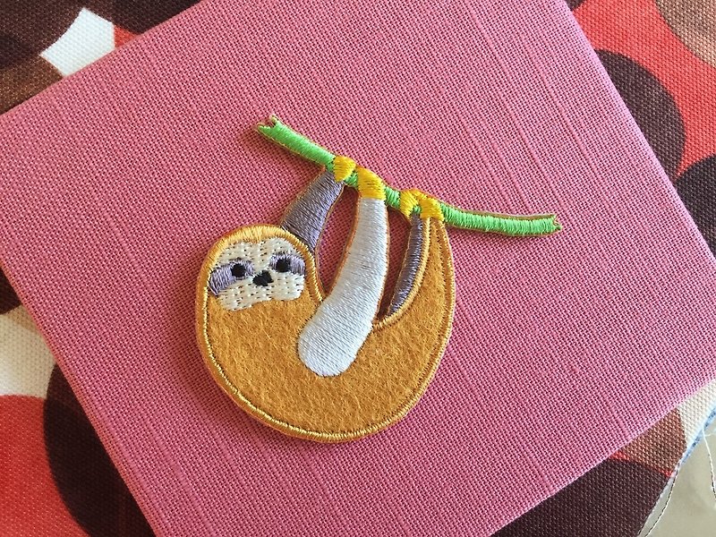 Hanging horizontal bar sloth-self-adhesive embroidered cloth sticker small sloth series - Knitting, Embroidery, Felted Wool & Sewing - Thread 